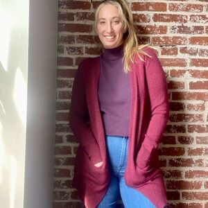 Bass burgundy color cardigan with pockets